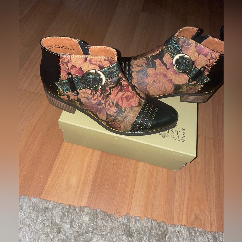 Women’s never worn size 42 bootie. Multi color